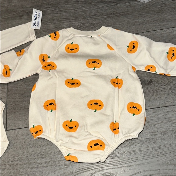 NWT 6-12 month Old Navy Cream Baby Onesie with Pumpkin Print set of 2 - Picture 5 of 7